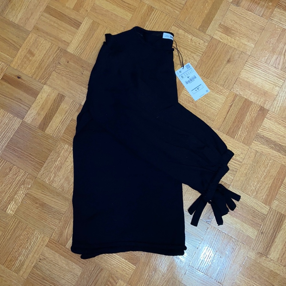 Zara - light knit sweater with wrist bows size S